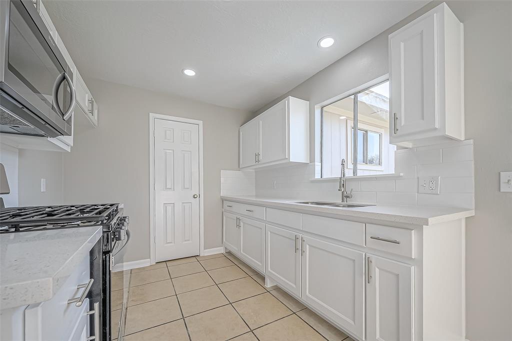 8719 Valley Meadow Drive, Houston, Texas image 15
