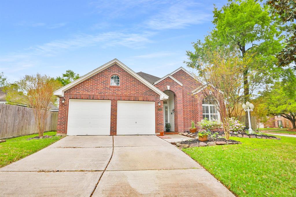 4930 Greenriver Valley Drive, Houston, Texas image 2