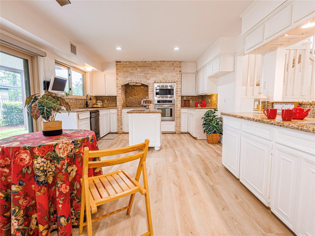 542 Longview Drive, Sugar Land, Texas image 4