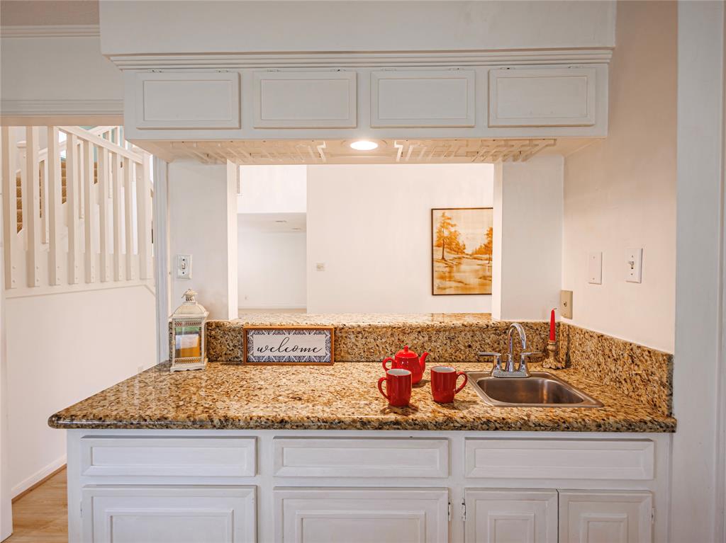 542 Longview Drive, Sugar Land, Texas image 6