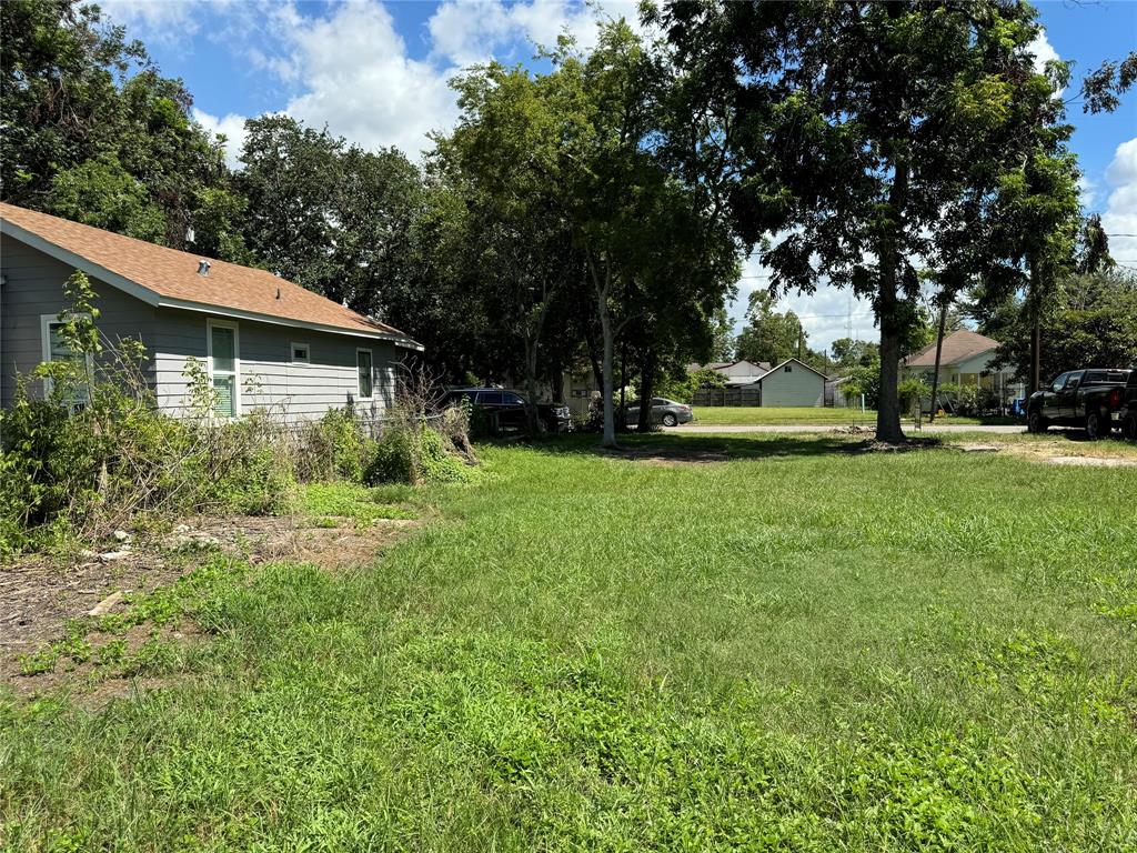 213 E Adoue Street, Baytown, Texas image 2