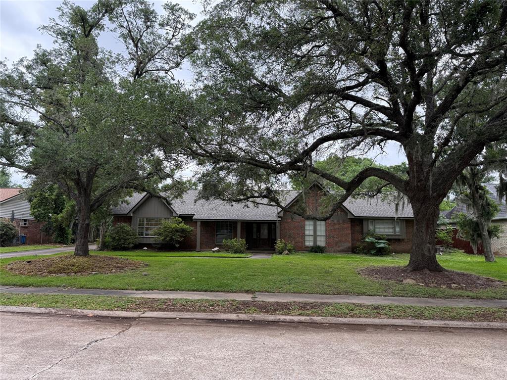 126 Catalpa Street, Lake Jackson, Texas image 1