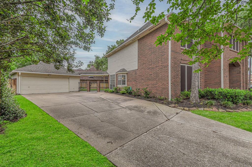 16902 Walnut Pond Court, Pasadena, Texas image 42