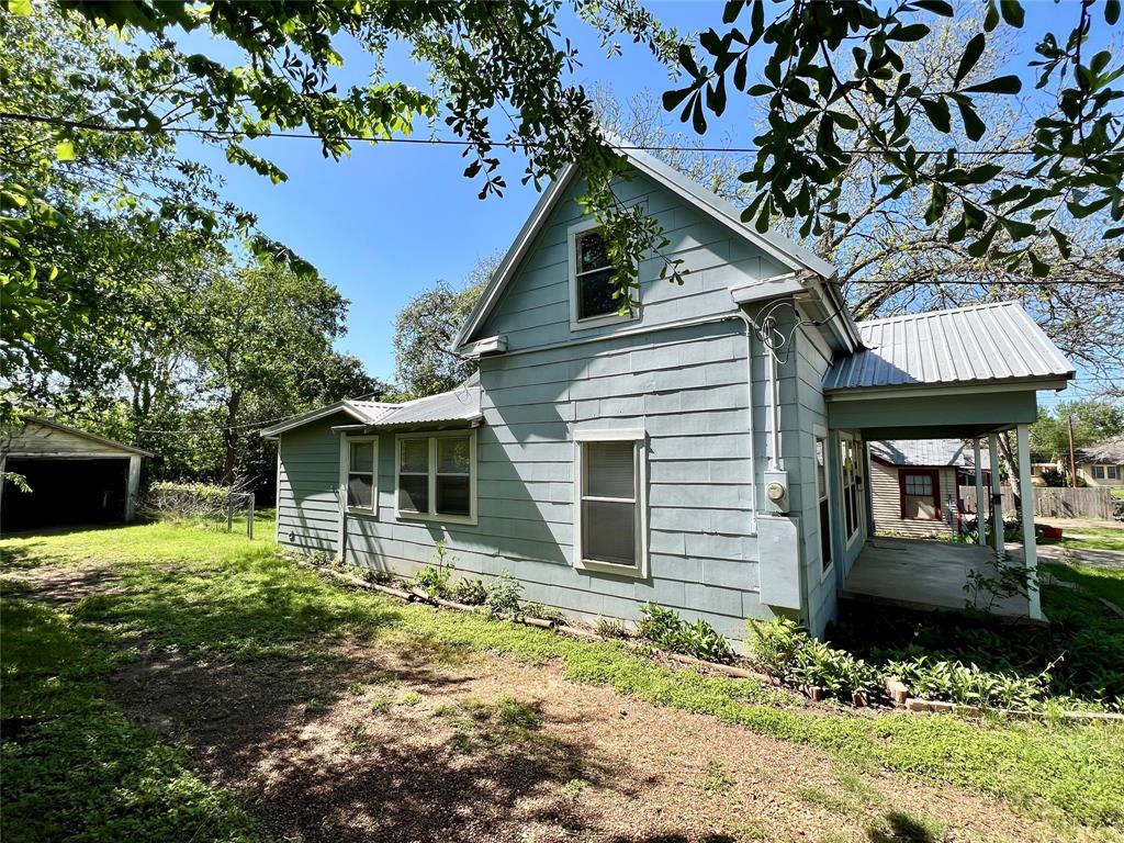 1406 South Baylor Street, Brenham, Texas image 2