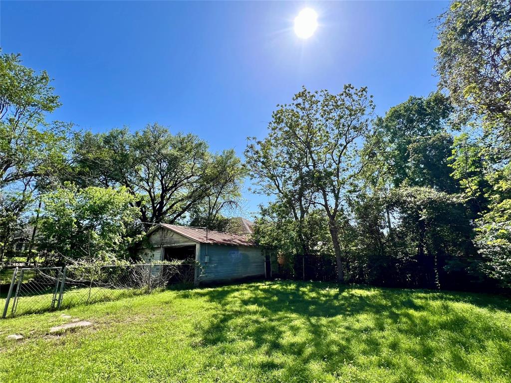 1406 South Baylor Street, Brenham, Texas image 4