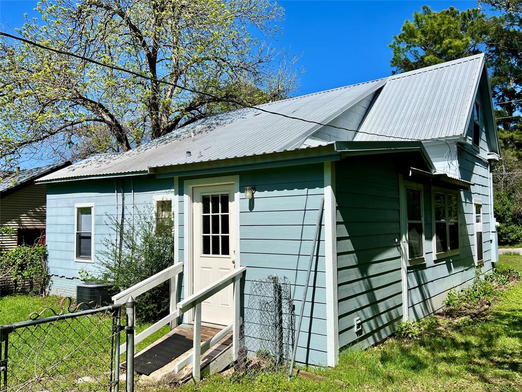 1406 South Baylor Street, Brenham, Texas image 3