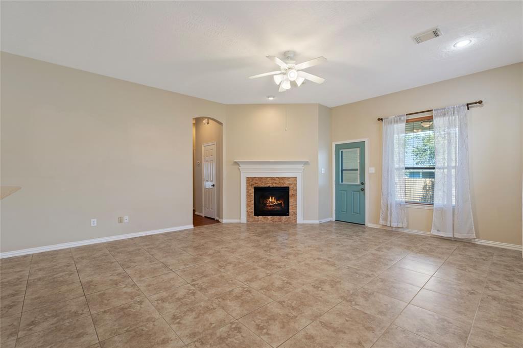 2504 Amy Lee Drive, Conroe, Texas image 12