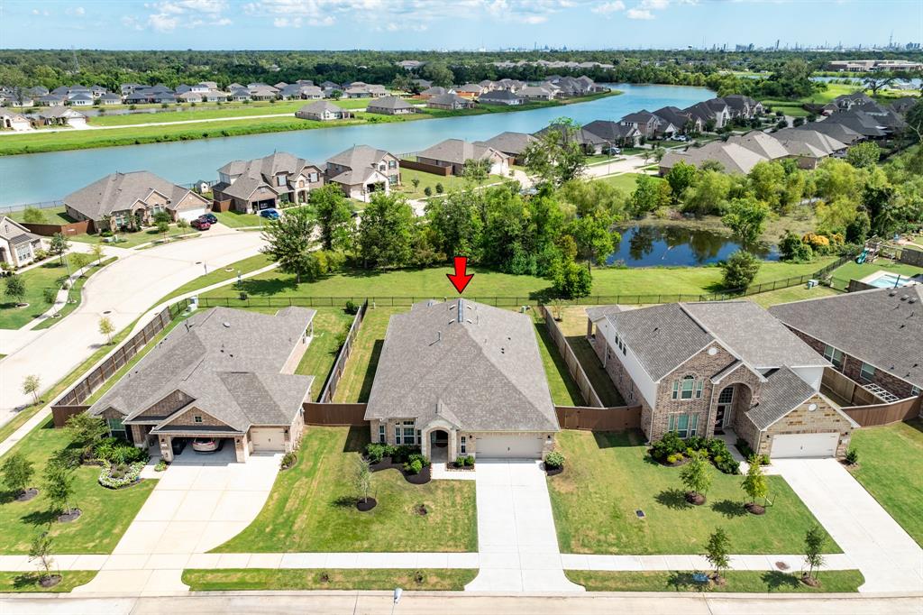 203 Bentwater Lane, Clute, Texas image 2