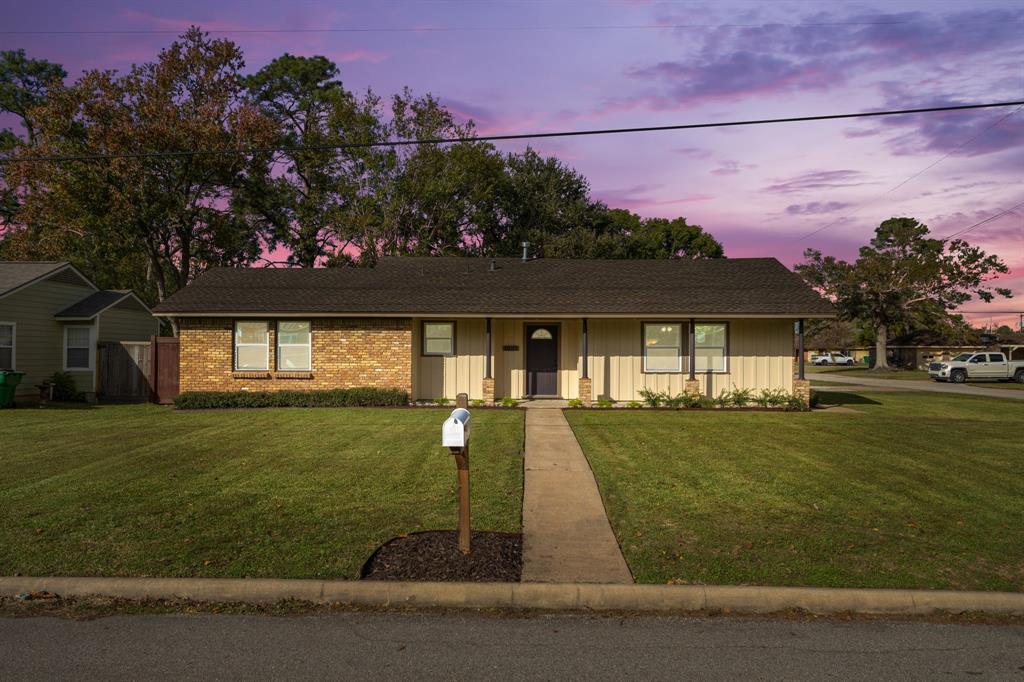 1021 E Miller Street, Angleton, Texas image 1