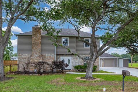 Single Family Residence in Eagle Lake TX 114 Lakeway Street.jpg
