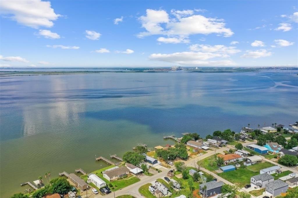 2443 Bay Oaks Harbor Drive, Baytown, Texas image 2