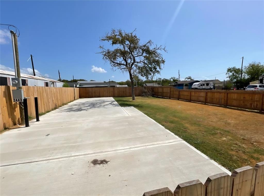 2443 Bay Oaks Harbor Drive, Baytown, Texas image 3