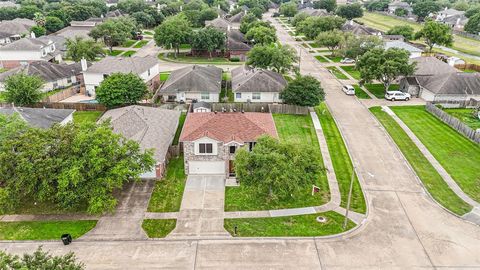 Single Family Residence in Dickinson TX 402 Brightfield Lane 1.jpg
