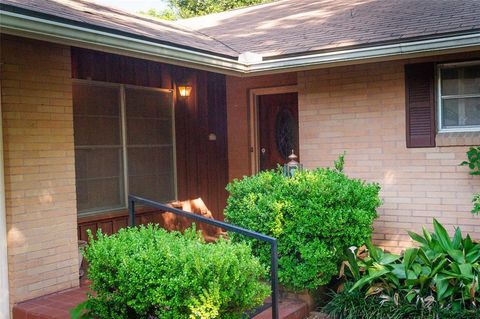 A home in La Grange