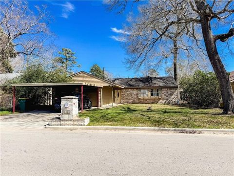 Photo of 2408 N Thompson Street, Conroe, TX 77303 (MLS # 28351315)