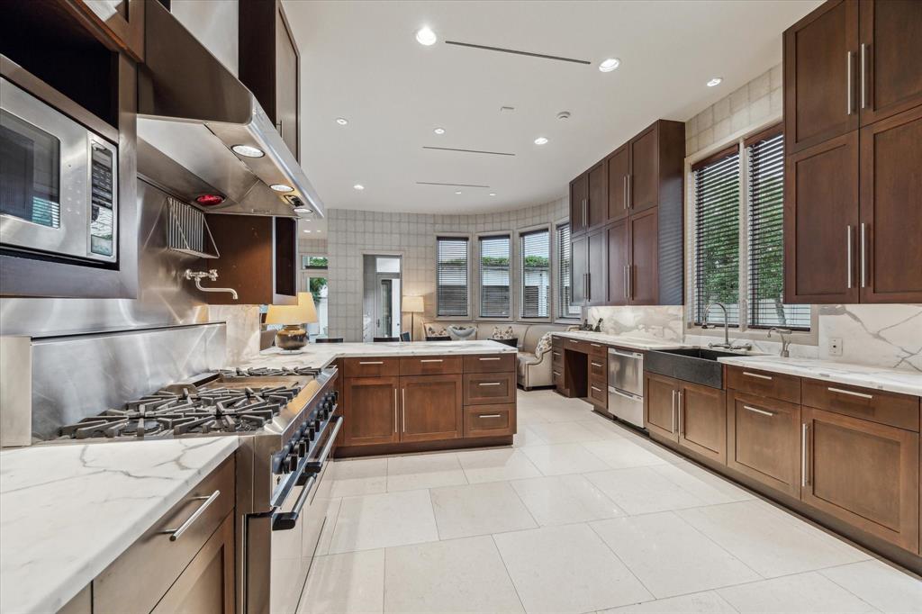 2949 Chevy Chase Drive, Houston, Texas image 13