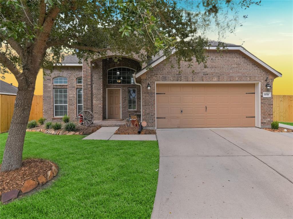 1078 Lasso Court, Alvin, Texas image 2