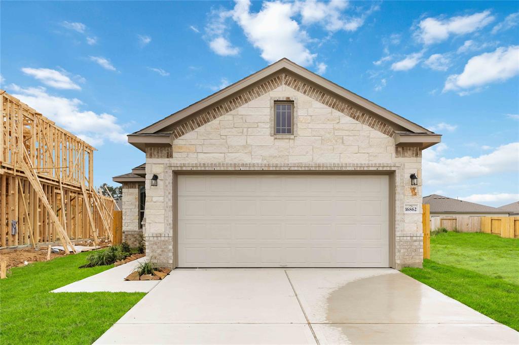 16862 Needlepoint Drive, Conroe, Texas image 2