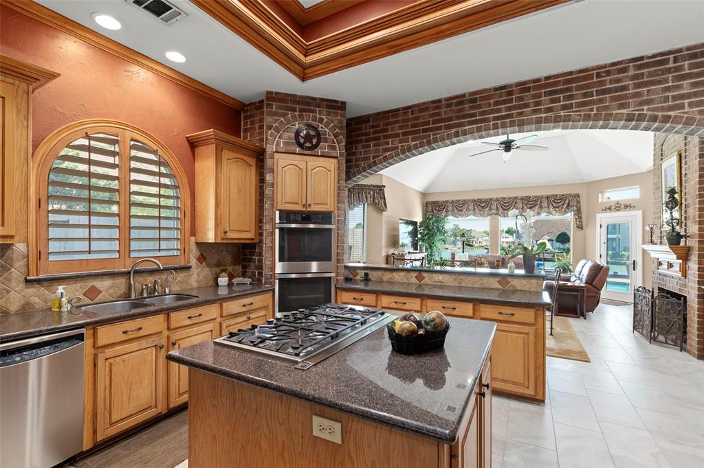 207 Kingfisher Drive, Sugar Land, Texas image 14