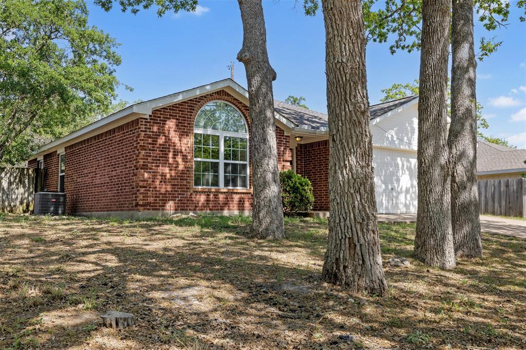 688 Rolling Oaks Drive, Giddings, Texas image 6