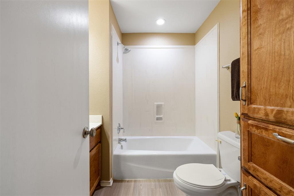 688 Rolling Oaks Drive, Giddings, Texas image 16