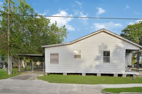 Single Family Residence in Houston TX 1503 Cavalcade Street.jpg