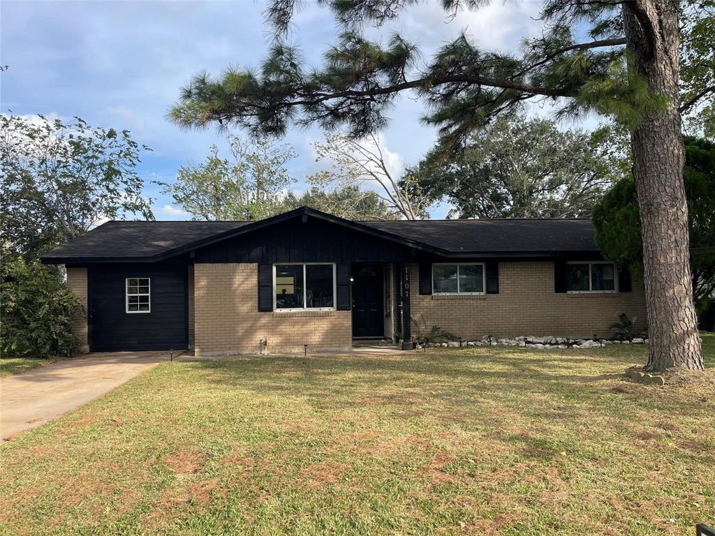 1107 Dover Circle, Alvin, Texas image 1
