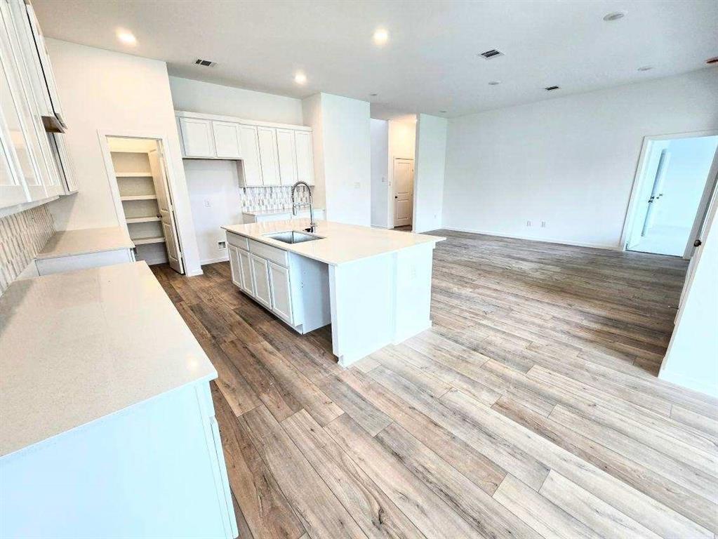 2103 Toyhill Falls Lane, League City, Texas image 4