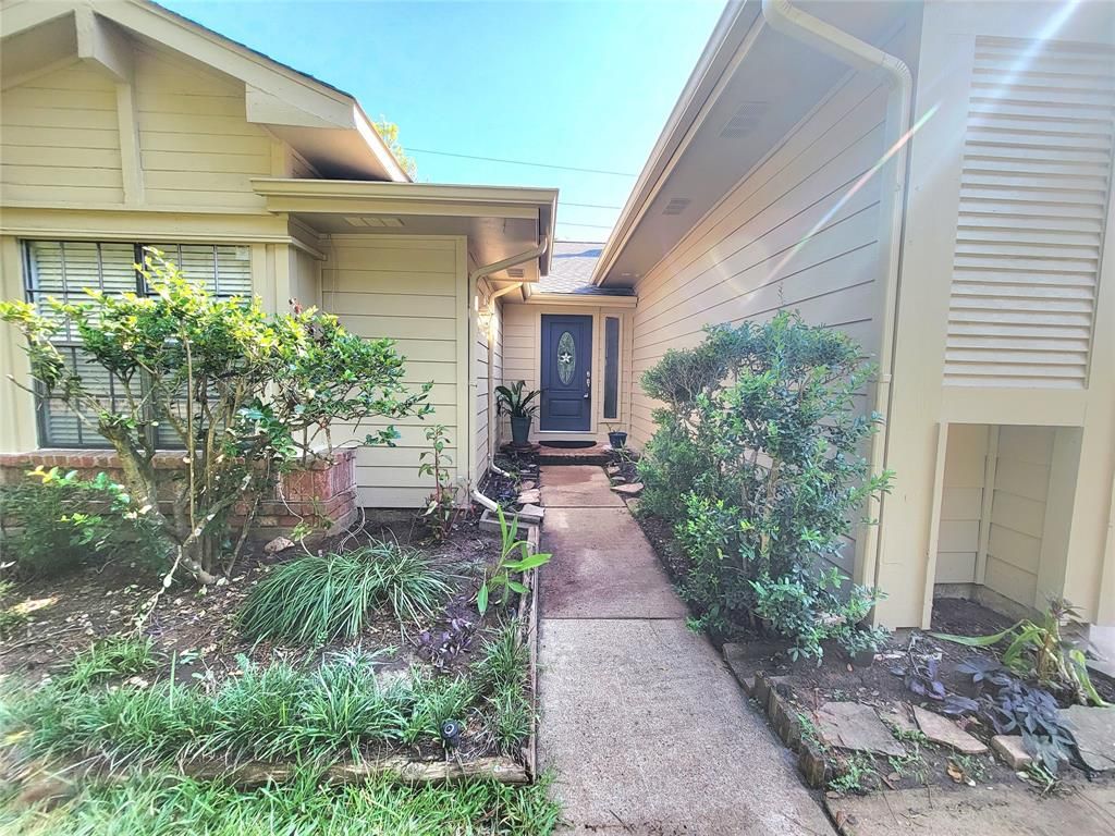 Photo of 2226 Streamcrest Lane, Sugar Land, TX 77479 (MLS # 20712611)