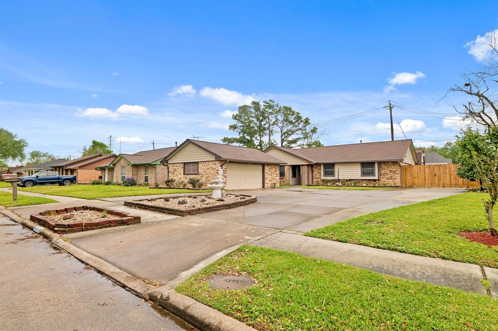 2325 E Shannon Street, Deer Park, Texas image 3