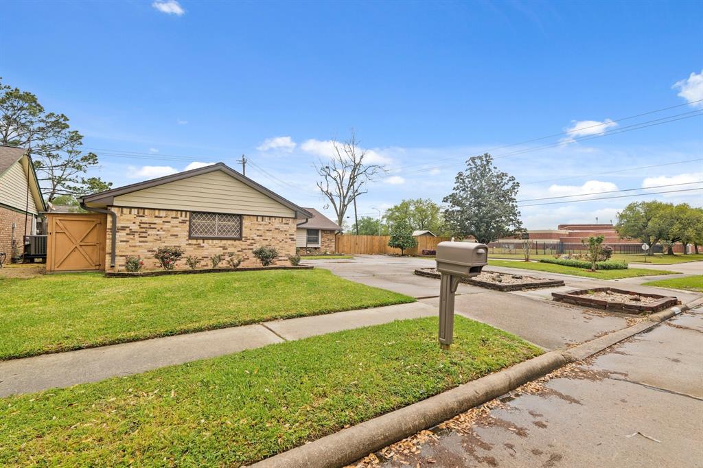 2325 E Shannon Street, Deer Park, Texas image 4