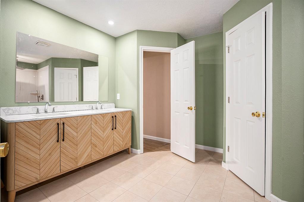 605 Kings Court, Dickinson, Texas image 13