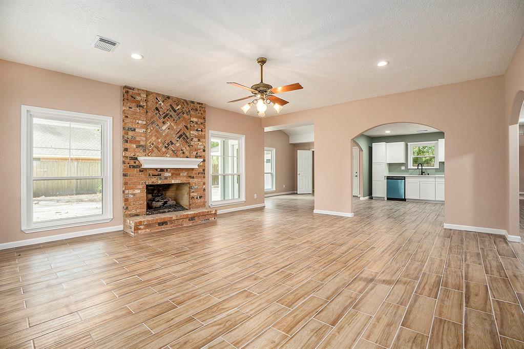 605 Kings Court, Dickinson, Texas image 4