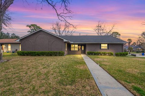 Single Family Residence in Friendswood TX 909 Oak Vista Court 1.jpg