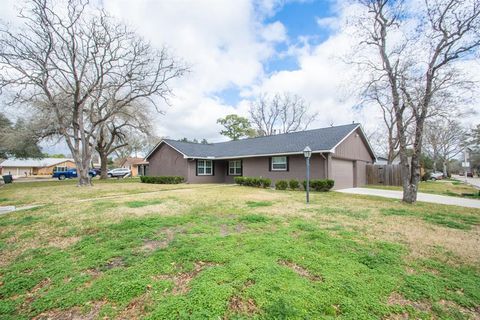 Single Family Residence in Friendswood TX 909 Oak Vista Court 2.jpg