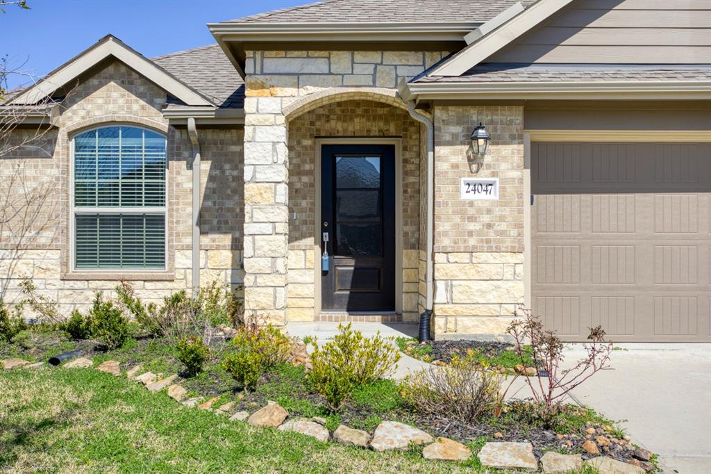 24047 Hawthorn Lakes Drive, New Caney, Texas image 2