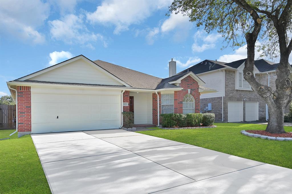 5023 Chase Stone Drive, Bacliff, Texas image 1