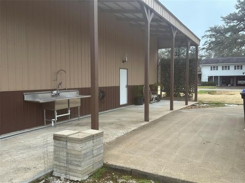 A home in Angleton