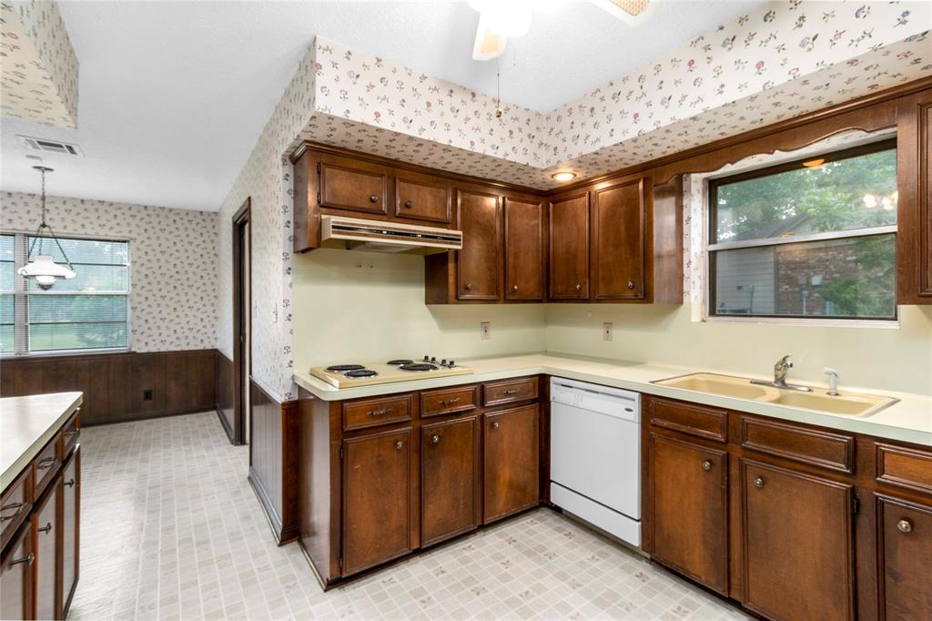 605 N Rivershire Drive, Conroe, Texas image 18