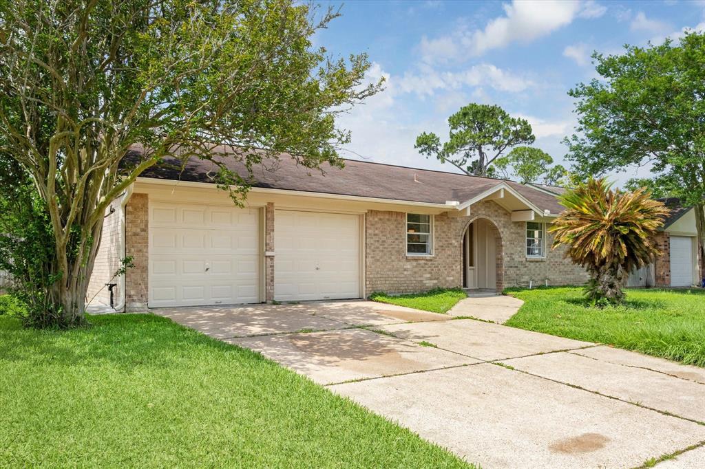 2114 Yorktown Court, League City, Texas image 1