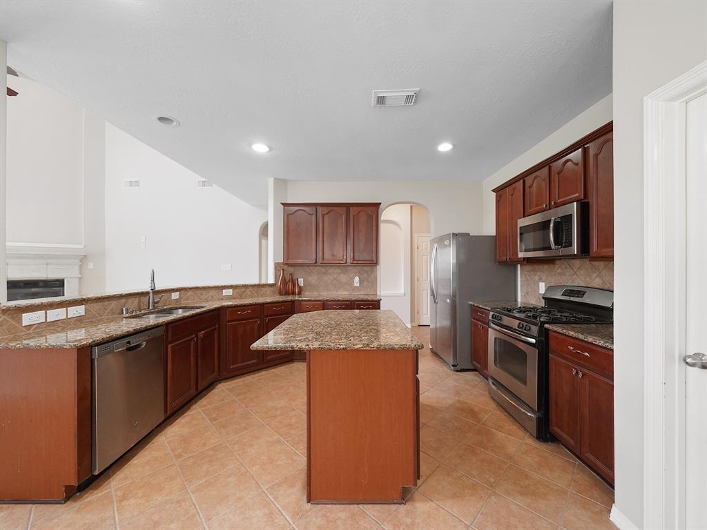 4015 Candle Cove Court, Sugar Land, Texas image 12