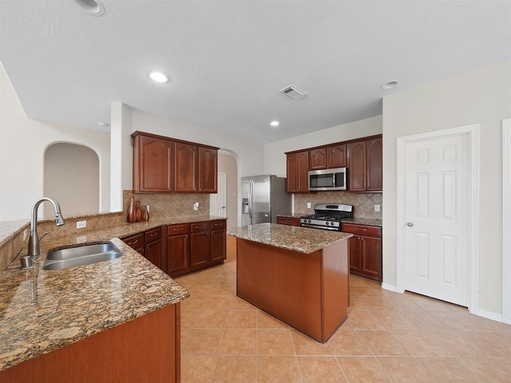 4015 Candle Cove Court, Sugar Land, Texas image 11