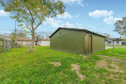 A home in Angleton