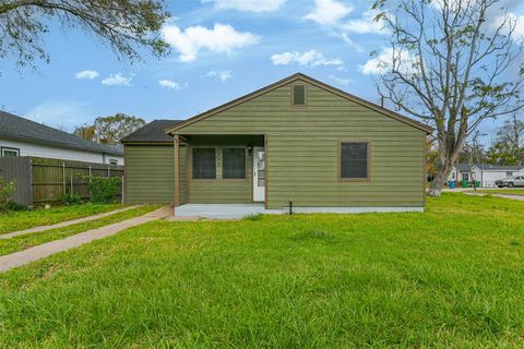 A home in Angleton