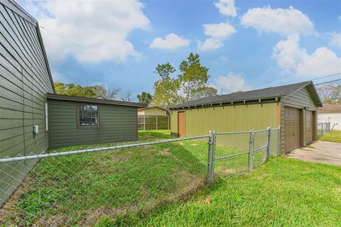 A home in Angleton