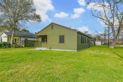 A home in Angleton