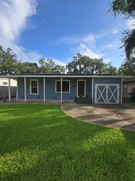204 Jasmine Street, Lake Jackson, Texas image 2