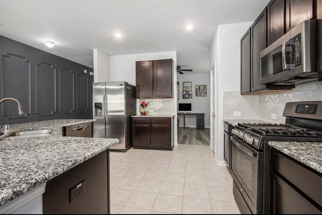 10906 Granite Chief Drive, Rosharon, Texas image 12