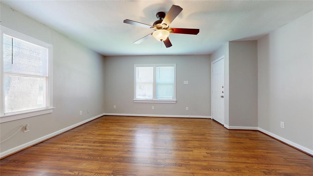 6310 Amber Drive, Hitchcock, Texas image 8