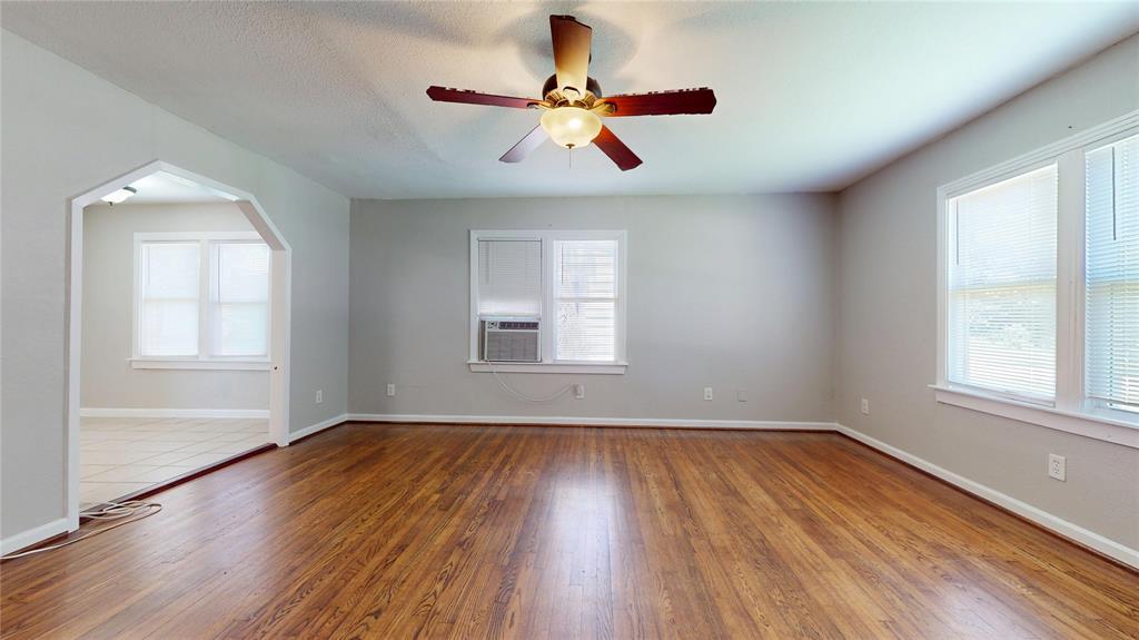 6310 Amber Drive, Hitchcock, Texas image 7